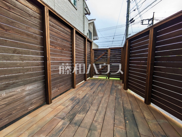 ≪ウッドデッキ≫ 広々としたウッドデッキ子ども達の遊び場としても最適です 　【調布市布田５丁目】