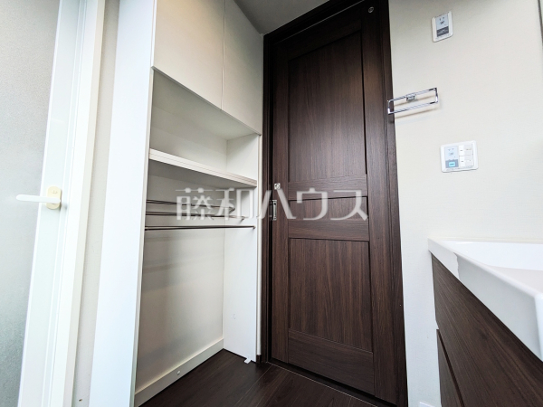 ≪洗面室≫ 洗面室にはバスタオルや洗面具などをきれいに整理できる便利な棚を設置しました。 　【調布市布田５丁目】