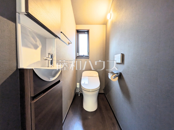 ≪トイレ≫温水洗浄機能付きトイレで清潔にご使用いただけます。　　【調布市布田５丁目】