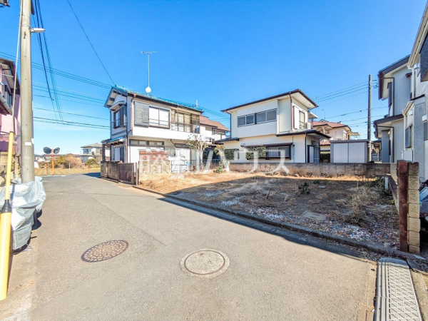 接道状況および現場風景　【東久留米市南町４丁目】 建物のプレゼンをさせていただきますので、実際の完成イメージを思い描いていただくことができます。お気軽にお問合せ下さい。 