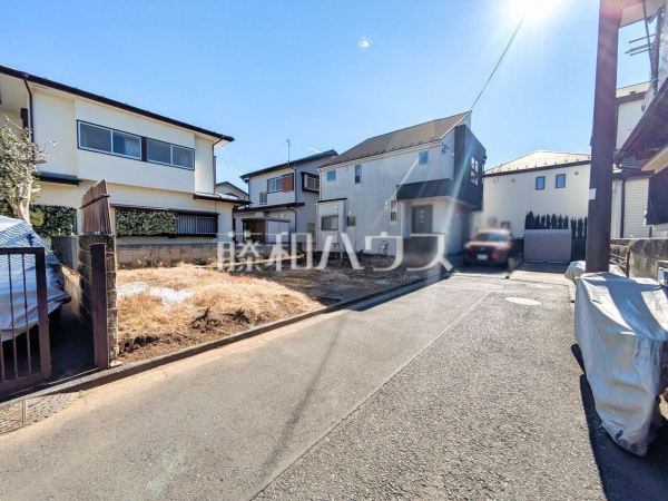 接道状況および現場風景　【東久留米市南町４丁目】 見学はしたいけど、なかなか時間が取れない・・・そんな方に出勤前や仕事終わりにマイホームを見学できるサポートをいたします 