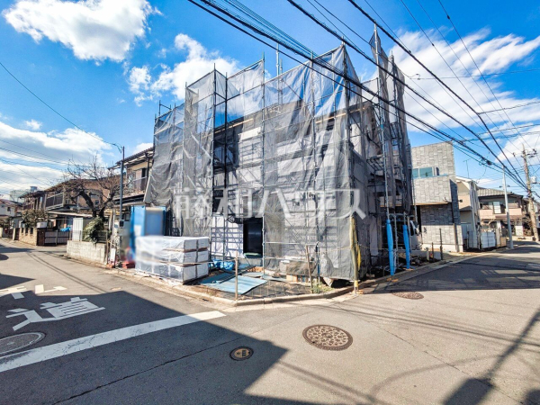 外観　【新座市石神５丁目】東南角地の為日当たり良好！！前面道路約5mなので、運転が少し苦手な方でも運転・駐車がしやすそうですね。　