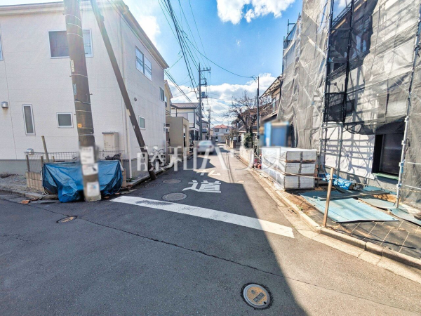 接道状況および現場風景　【新座市石神５丁目】 物件の事、諸費用の事など、小さな疑問もお気軽にご連絡・ご相談下さい。 