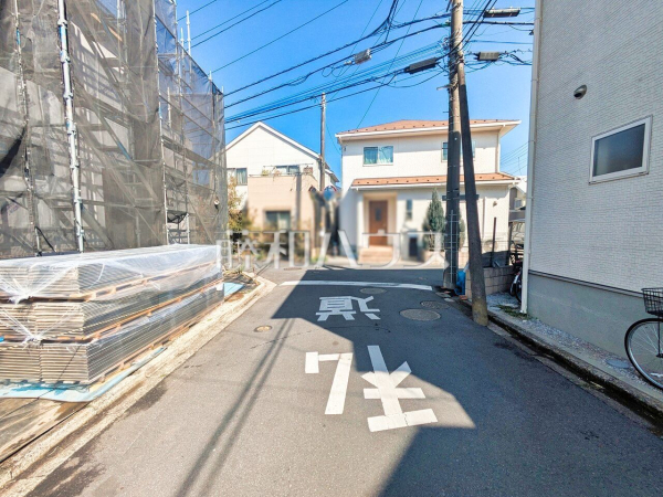 接道状況および現場風景　【新座市石神５丁目】 建物のプレゼンをさせていただきますので、実際の完成イメージを思い描いていただくことができます。お気軽にお問合せ下さい。 