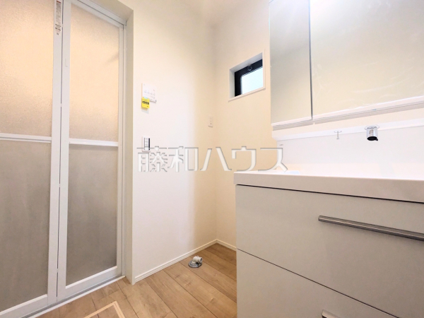 浴室は湿気がたまりやすいですが、窓があるだけで換気もできてカビ対策にもなるので嬉しいですね。 　【板橋区栄町】