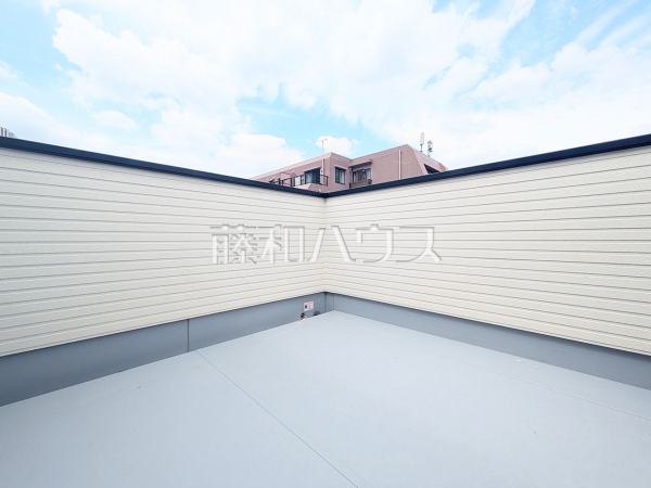 開放感あふれるルーフバルコニーは用途多彩。屋根がなくガーデニングや家庭菜園にも最適です。 　【板橋区栄町】