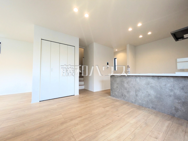 リビングに併設された収納スペースには、お子様の本やおもちゃ、掃除機などがスッキリ収納できます。 　【板橋区栄町】