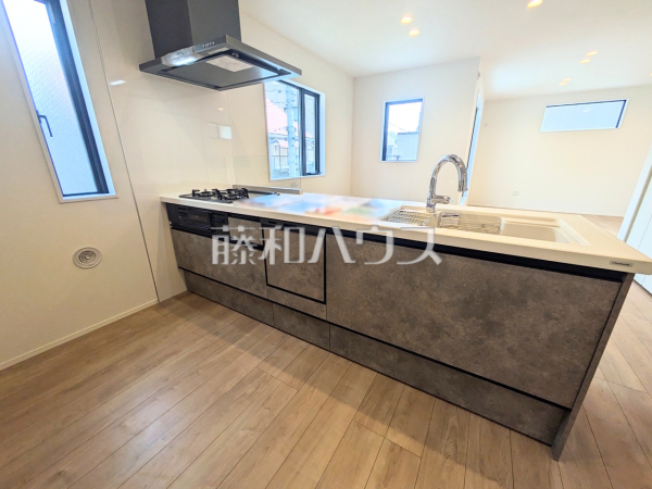 家事をしながらご家族との会話も楽しめる対面キッチン♪ 　【板橋区栄町】