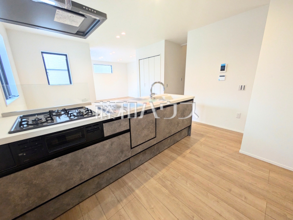 明るい陽光に満たされる心地よいキッチンで、気持ちよくお料理ができます。　【板橋区栄町】