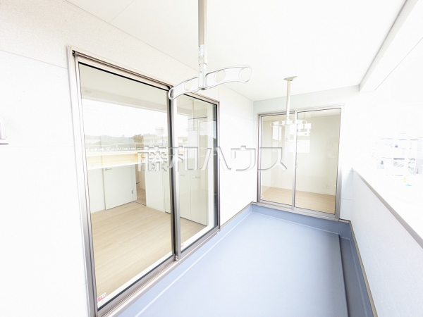 1号棟　バルコニー　【糸満市字福地】 2部屋からバルコニーへ出られるため、洗濯物を干す際にも家族が寝ている部屋を通らずに出入りができて便利です。 