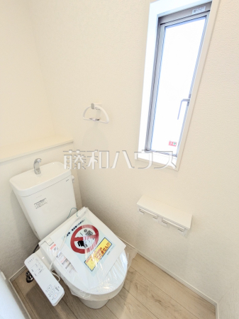 1号棟　トイレ　【糸満市字福地】　 各階のトイレにはウォシュレット完備！　 