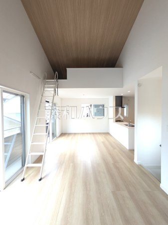 リビング　【小金井市貫井南町５丁目】