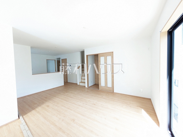 A号棟　リビング　【与那原町字与那原】