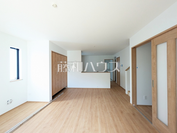 A号棟　リビング　【与那原町字与那原】