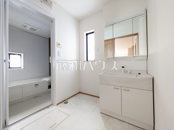 A号棟　洗面室　【与那原町字与那原】