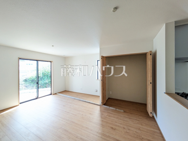 A号棟　リビング　【与那原町字与那原】