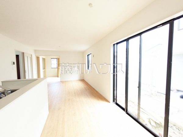 B号棟　リビング　【与那原町字与那原】