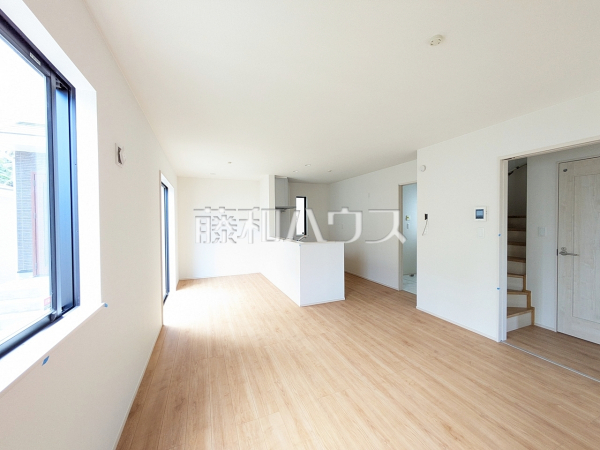 B号棟　リビング　【与那原町字与那原】