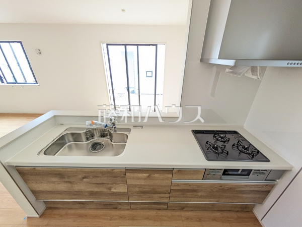 B号棟　キッチン　【与那原町字与那原】