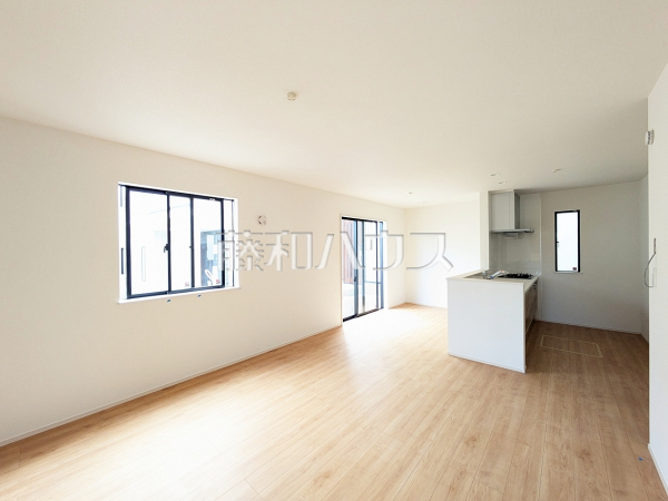 B号棟　リビング　【与那原町字与那原】