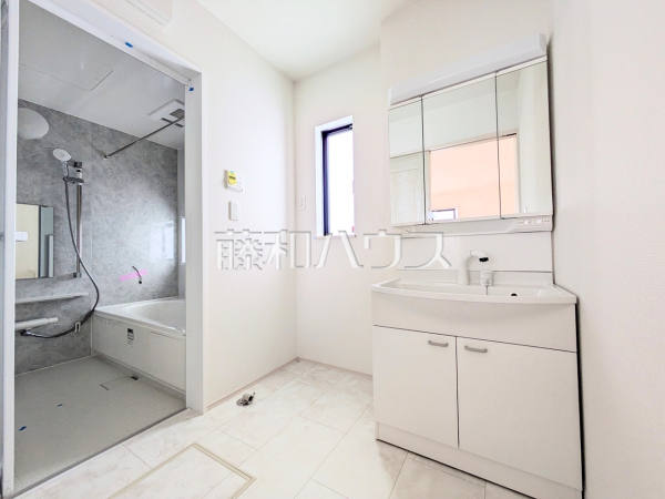 B号棟　洗面室　【与那原町字与那原】