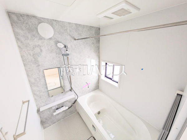 B号棟　浴室　【与那原町字与那原】