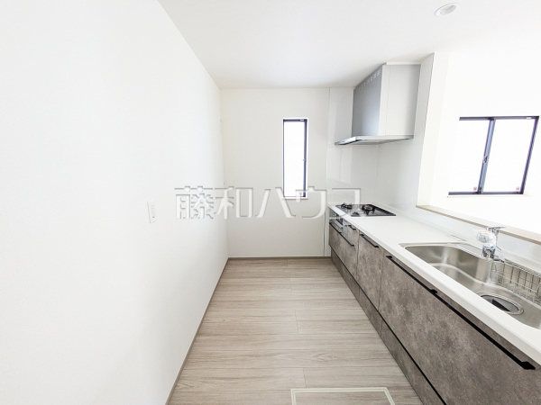 C号棟　キッチン　【与那原町字与那原】