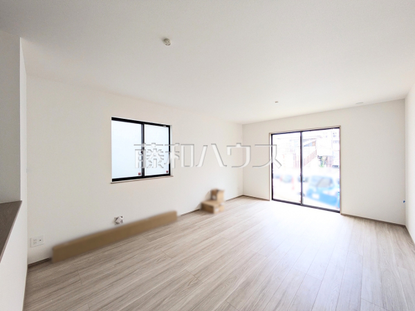 C号棟　リビング　【与那原町字与那原】