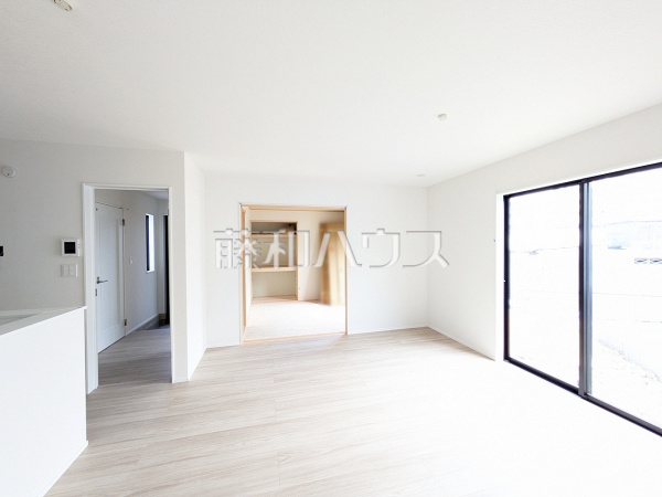 D号棟　リビング　【与那原町字与那原】