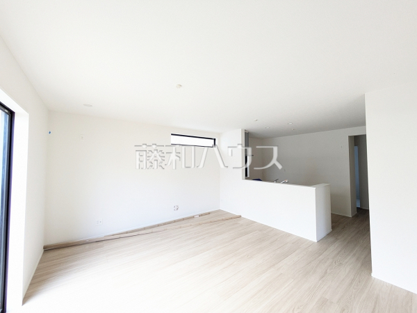 D号棟　リビング　【与那原町字与那原】