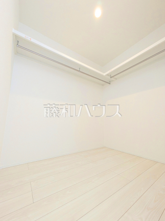 1号棟　ウォークインクローゼット　【世田谷区喜多見１丁目】