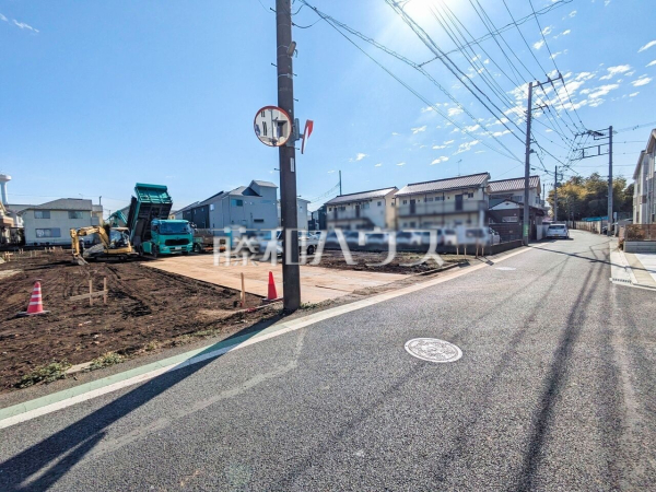 接道状況および現場風景　【西東京市芝久保町３丁目】 見学はしたいけど、なかなか時間が取れない・・・そんな方に出勤前や仕事終わりにマイホームを見学できるサポートをいたします。 