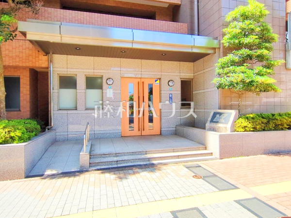 エントランス　【アステールふじみ野イーステーション】
心地良さの中にも洗練を感じさせる、住まう方をやさしく出迎えるエントランス　