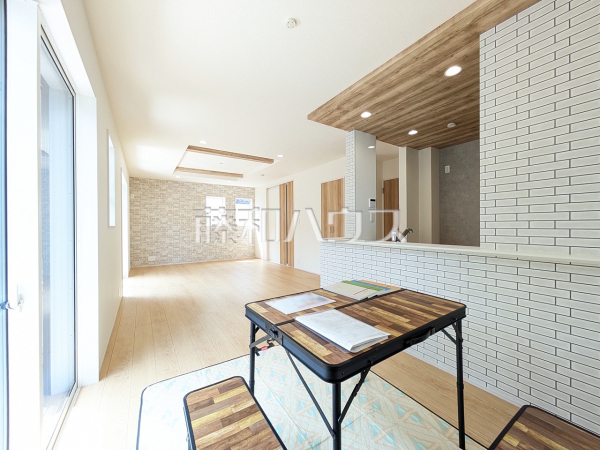 リビング　【志木市上宗岡３丁目】