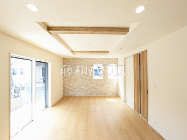 リビング　【志木市上宗岡３丁目】