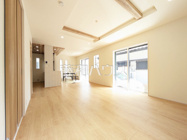 リビング　【志木市上宗岡３丁目】