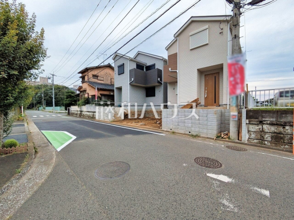 接道状況および現場風景　【所沢市中新井５丁目】 物件の事、諸費用の事など、小さな疑問もお気軽にご連絡・ご相談下さい。 