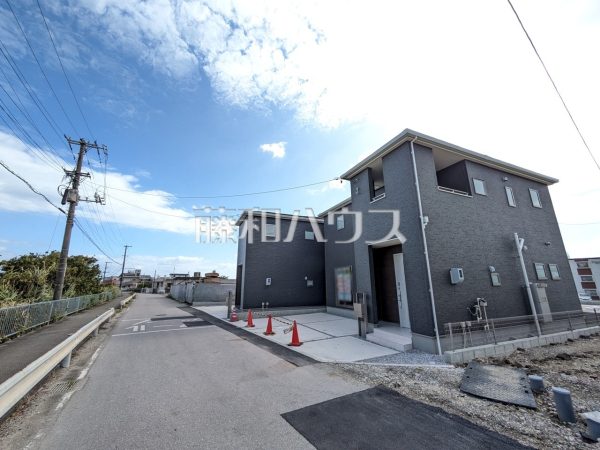 接道状況および現場風景　【うるま市字高江洲】 周囲に高い建物のないエリアのため、空が大きく感じます。 