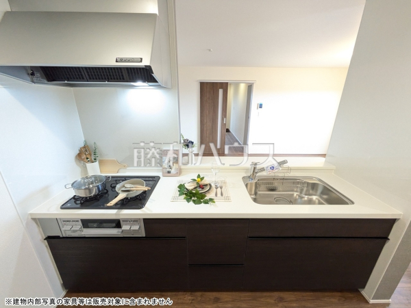 2号棟　キッチン　【うるま市字高江洲】 ご家族の様子がわかり、会話も楽しめる対面式システムキッチン 