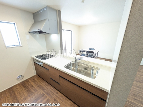 1号棟　キッチン　【うるま市字高江洲】 開放感ある対面式キッチンに立てば、リビングでの家族を確認することができます。 