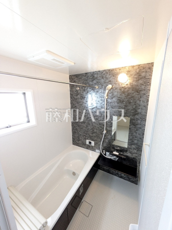 1号棟　浴室　【うるま市字高江洲】 落ち着いた色合いで疲れたからだを癒す、贅沢なくつろぎ空間です。 