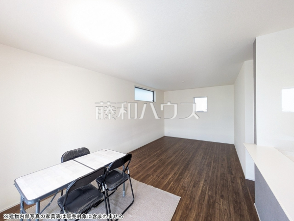 1号棟　リビング　【うるま市字高江洲】 家族の存在を近くに感じ、心安らぐこの空間はいつも心地よく、気が付けば楽しい一日が終わろうとしている、そんな憩いのリビングです。 