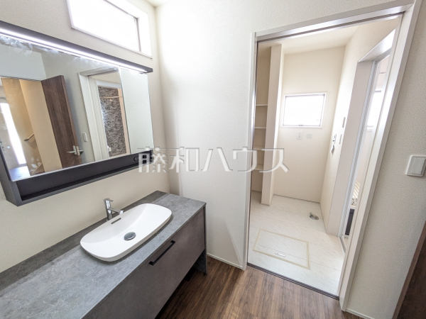 1号棟　洗面室　【うるま市字高江洲】 洗面室は、急いでいる朝でも二人で使える広さになっております。 