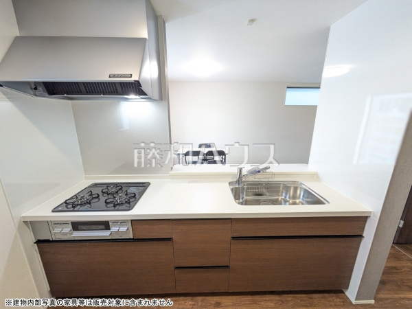 1号棟　キッチン　【うるま市字高江洲】 ご家族の様子がわかり、会話も楽しめる対面式システムキッチン 