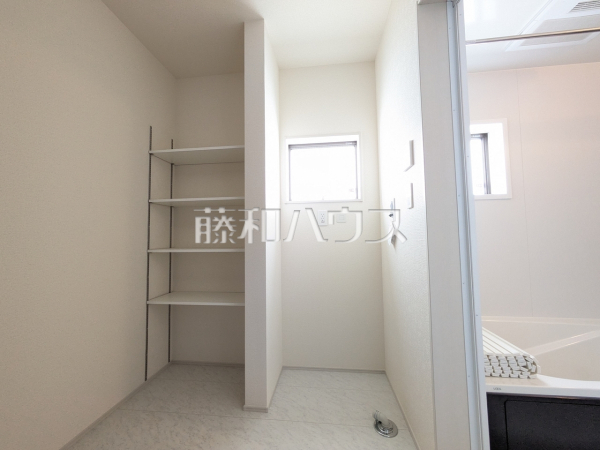 1号棟　ランドリールーム　【うるま市字高江洲】 バスタオルや洗面具などをきれいに整理できる便利な棚を設置しました。 