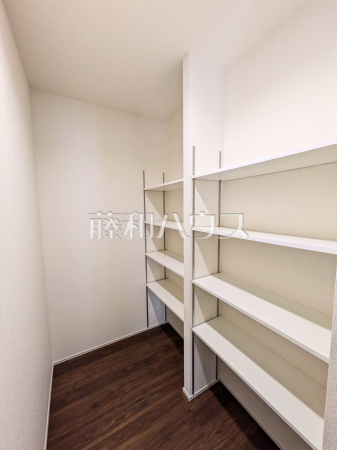 1号棟　ストレージ　【うるま市字高江洲】タオルや衣類の管理が楽な可動棚付き