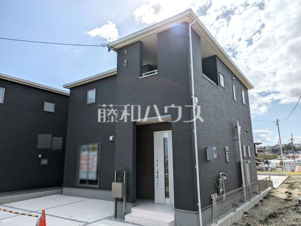 1号棟　外観　【うるま市字高江洲】 生活に溶け込むシンプルなデザインの外観が魅力の新邸です。 