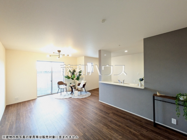 2号棟　リビング　【うるま市字高江洲】 LDKには大きな窓が施され、明るさと通風を確保した快適な空間です。 