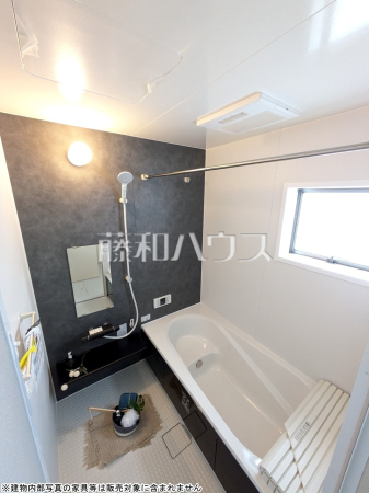 2号棟　浴室　【うるま市字高江洲】 白を基調とした清潔感あふれるバスルームです 