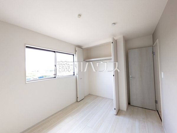 3号棟　居室　【うるま市字高江洲】全居室収納スペース付き